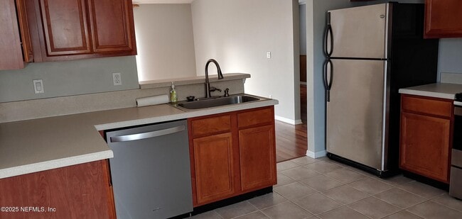 Building Photo - 916 Hyannis Port Dr