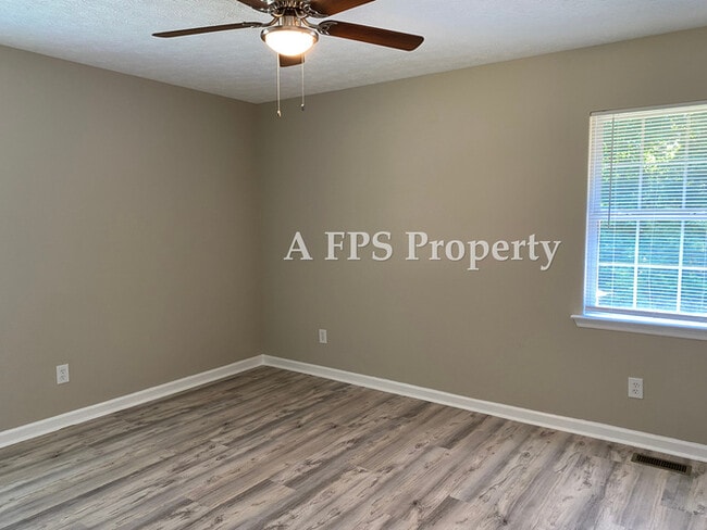 Building Photo - 184 Pine St SW