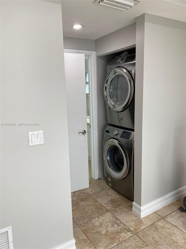 Building Photo - 235 SW 17th Rd