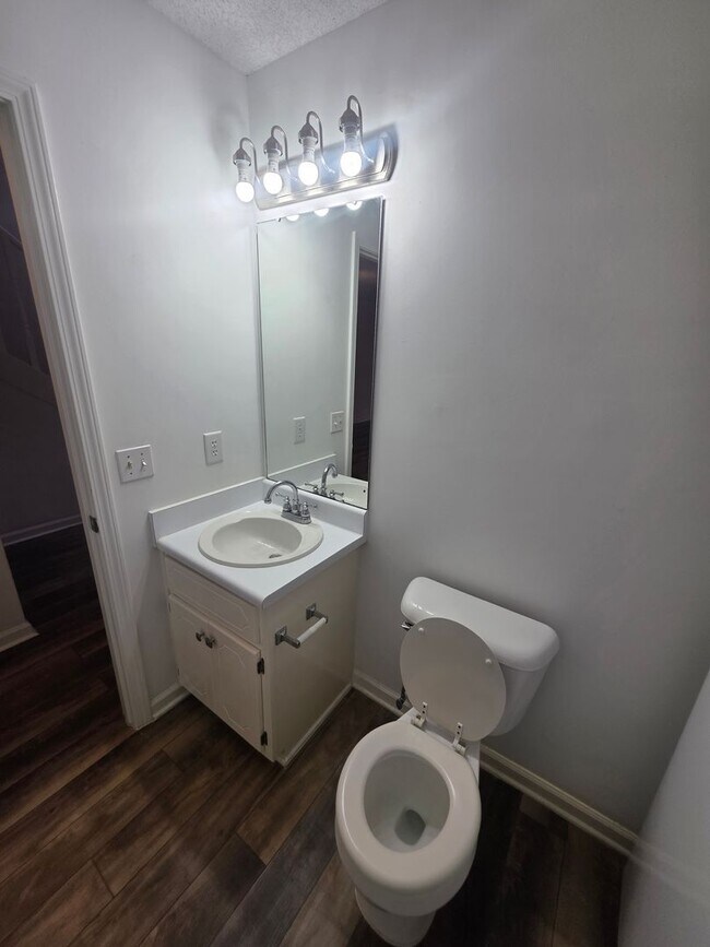 Building Photo - 203 Woodrun Dr