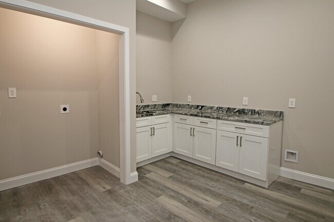 Building Photo - 2060 Willow Hill Dr