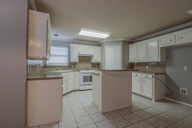 Building Photo - Enchanting 4-Bedroom in Northwest Lubbock