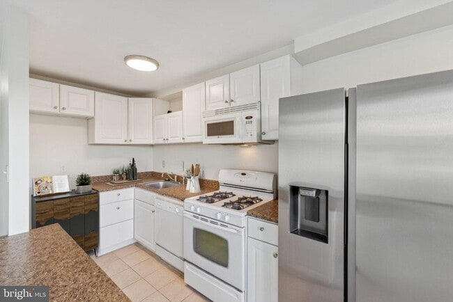 Building Photo - 10201 Grosvenor Pl