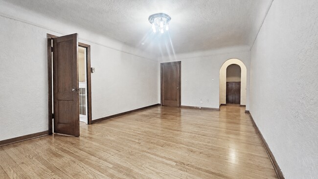Building Photo - Charming Studio in U District