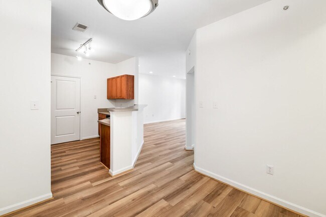 Building Photo - 1BR, 1Ba Condo in Walker Square