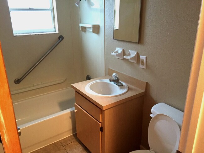 Building Photo - Charming Three-Bedroom, One-Bathroom Singl...