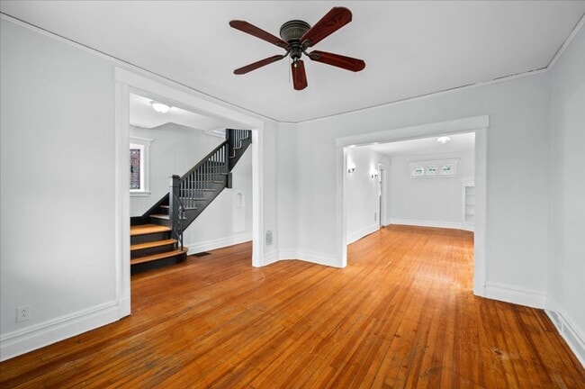 Building Photo - 4 Bed 1 Bath Large Home