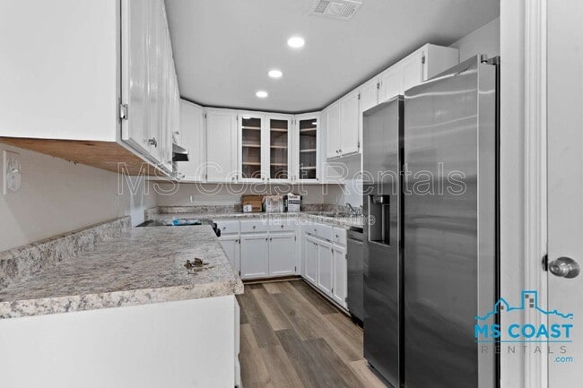 Building Photo - 340 Hiller Dr