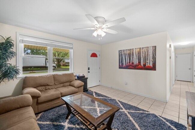 Building Photo - Southside Savannah Gem – 4BR Home in Windsor Forest with Sunroom & Patio
