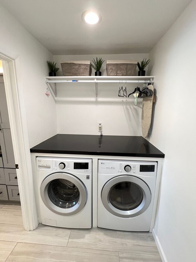 Building Photo - Beautifully Upgraded 5 Bed 4 Bath Orange Pool Home