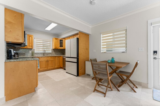 Building Photo - 1203 Hillsboro Mile