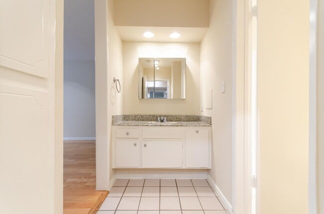 Building Photo - Stunning renovated apartment in the Heart ...