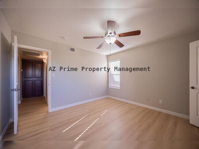 Building Photo - 1880 E Morten Ave