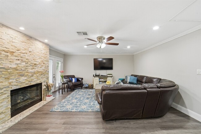 Building Photo - 1306 Carriage Dr