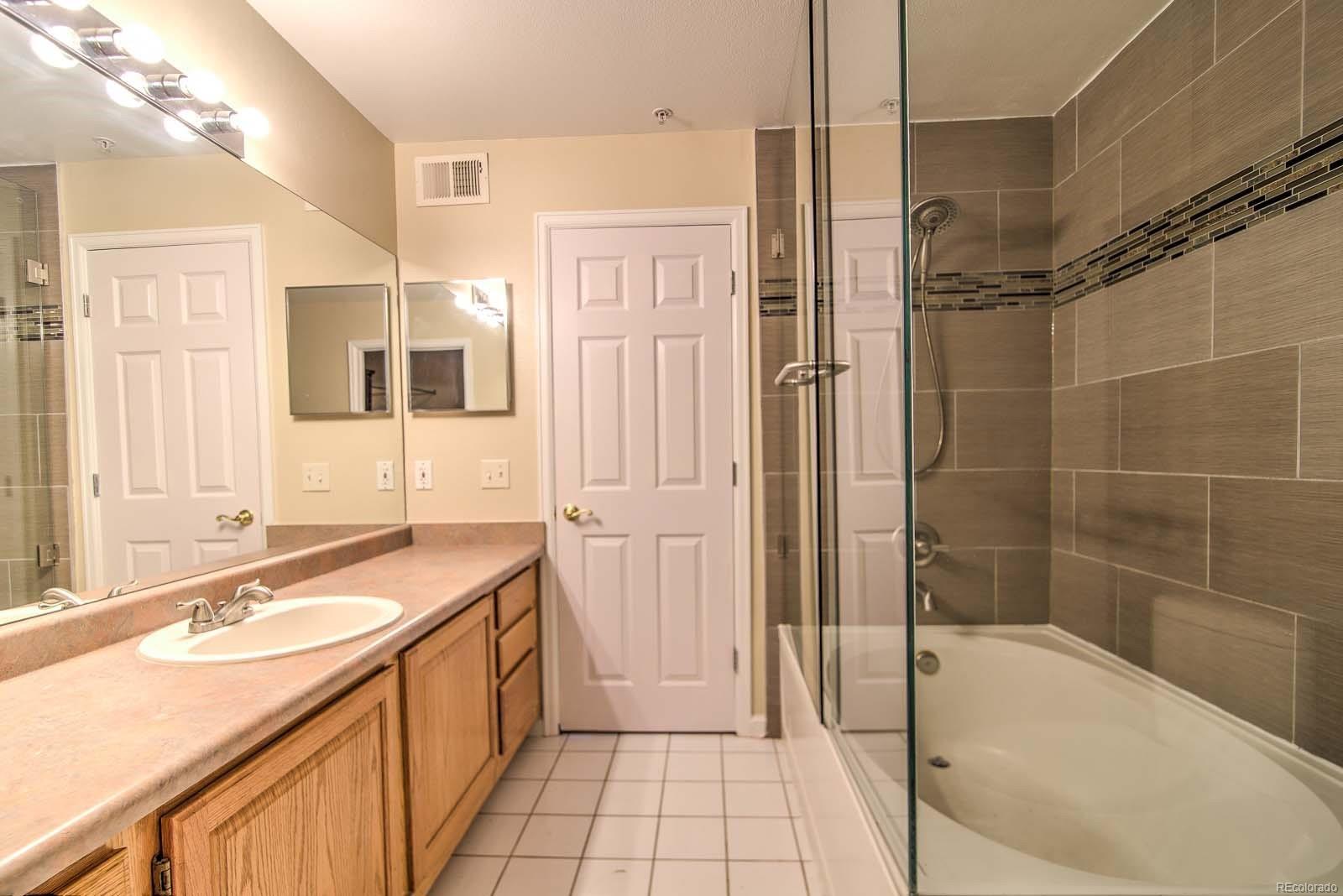 Building Photo - 12183 W Cross Dr