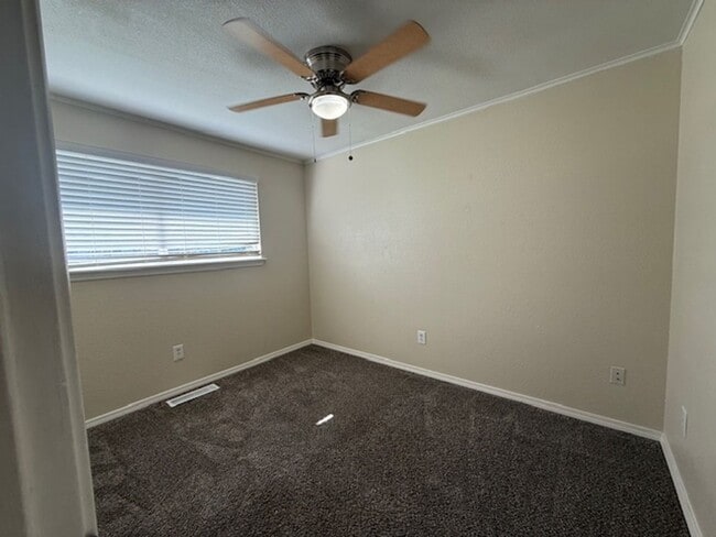 Building Photo - 3 Bedroom 1.25 Bath with 2 car garage