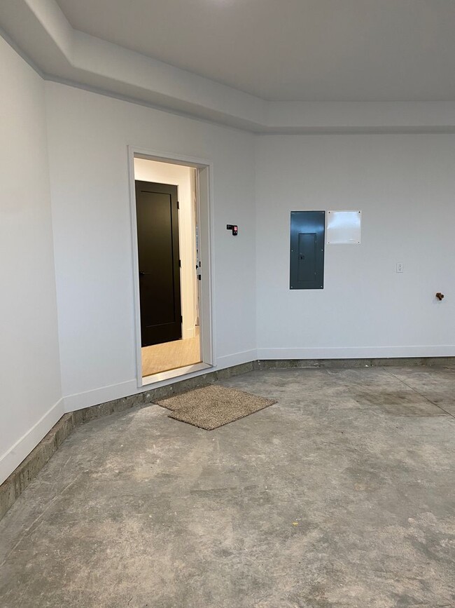 Building Photo - Townhome Driggs! 3 bedroom / 2.5 bath with...