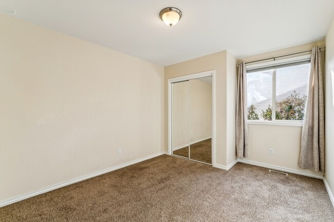 Building Photo - 2036 E Oakridge Ct