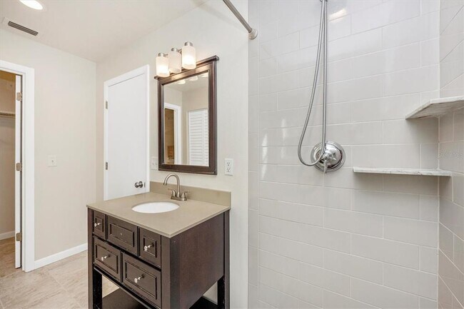 Building Photo - 907 Riviera St