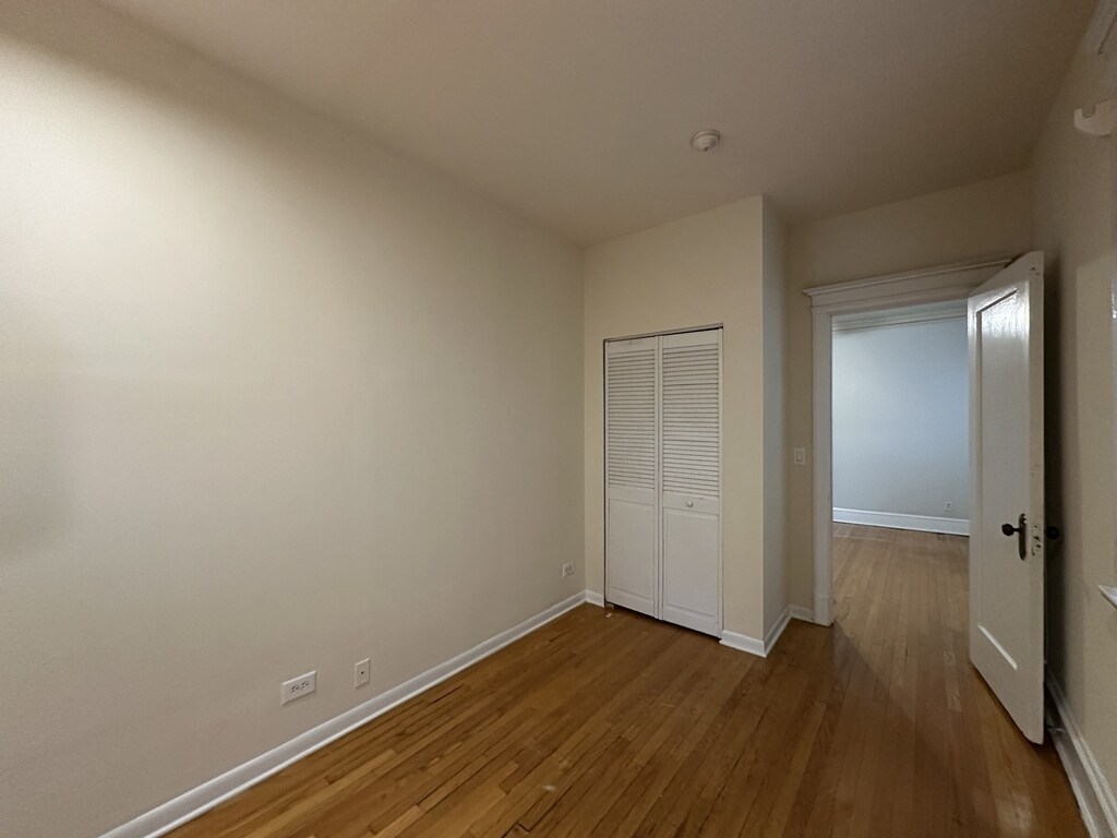 Building Photo - 4118 N Clarendon Ave