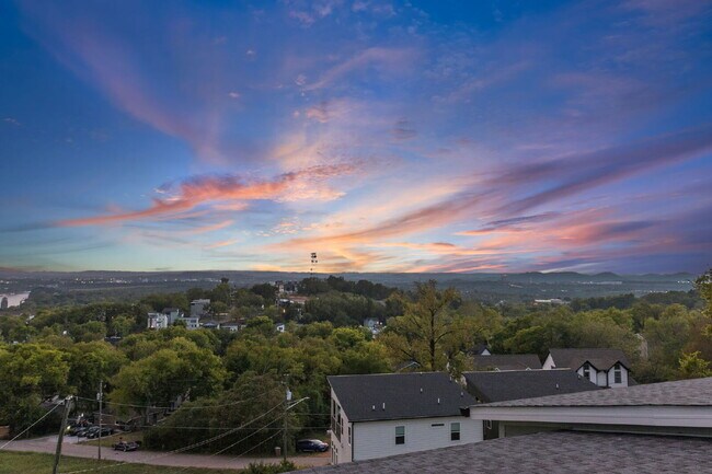 Building Photo - "Spacious 4-Bed, 4-Bath Gem in Nashville -...