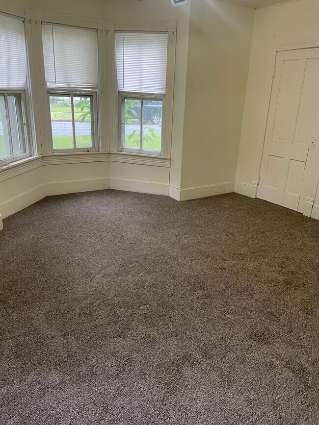 Building Photo - 1121 6th Ave E