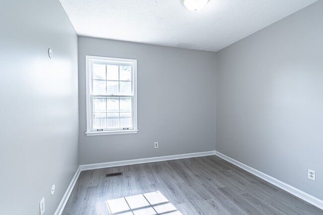 Building Photo - 815 Iris Ln