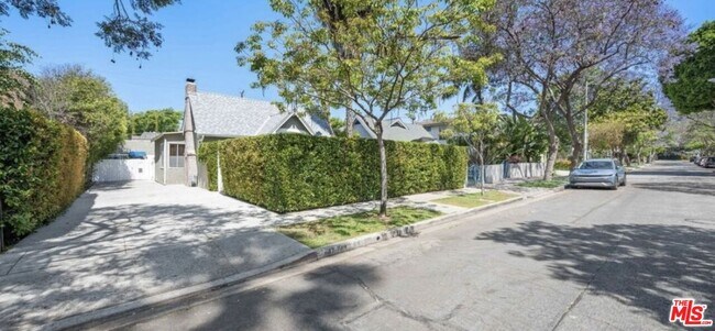 Building Photo - 1149 N Poinsettia Pl