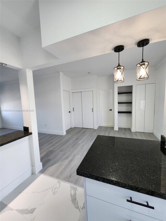 Building Photo - 2101 Normandy Dr