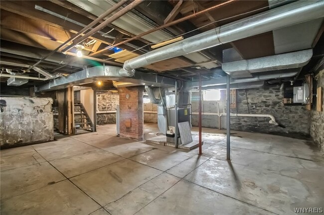 Building Photo - 5849 Broadway St