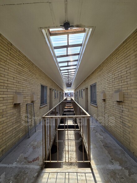 Building Photo - 4300 Fairview Ave