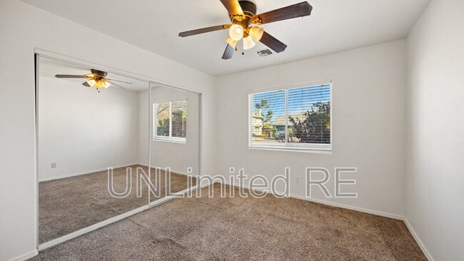 Building Photo - 3232 N Hedgewood Dr