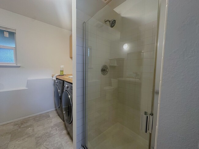 Building Photo - Beautiful 4-Bedroom 3-Bath Home in Marysvi...