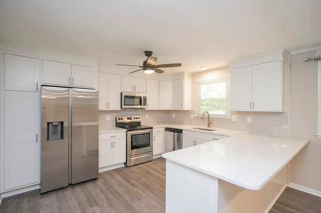Building Photo - Brentwood Oasis: 3 Bed, 2 Bath Home on 5+ ...