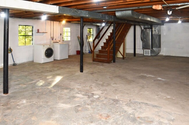 Building Photo - 3 BR Home in Madison Heights Available Imm...