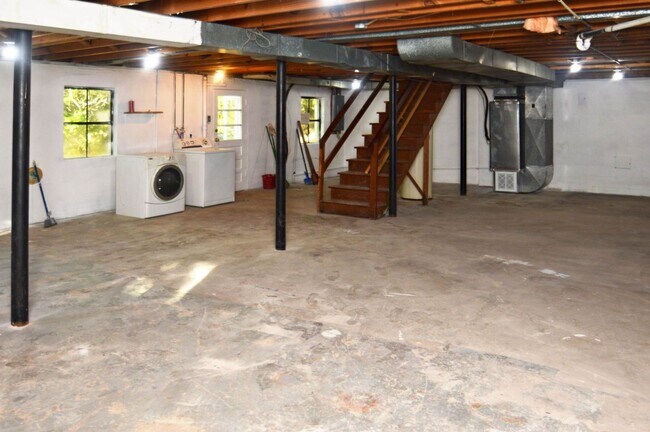 Building Photo - 3 BR Home in Madison Heights Available Immediately