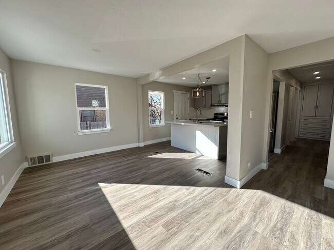 Building Photo - Darling remodeled 5 bedroom 2 bathroom home in the heart of Ogden