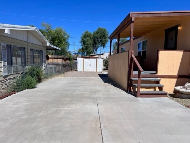 Building Photo - 3 Bedrooms, Includes Fenced Yard New carpe...