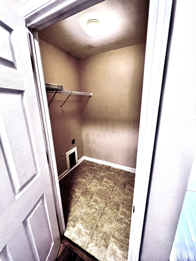 Building Photo - 3569 Draycott Ave