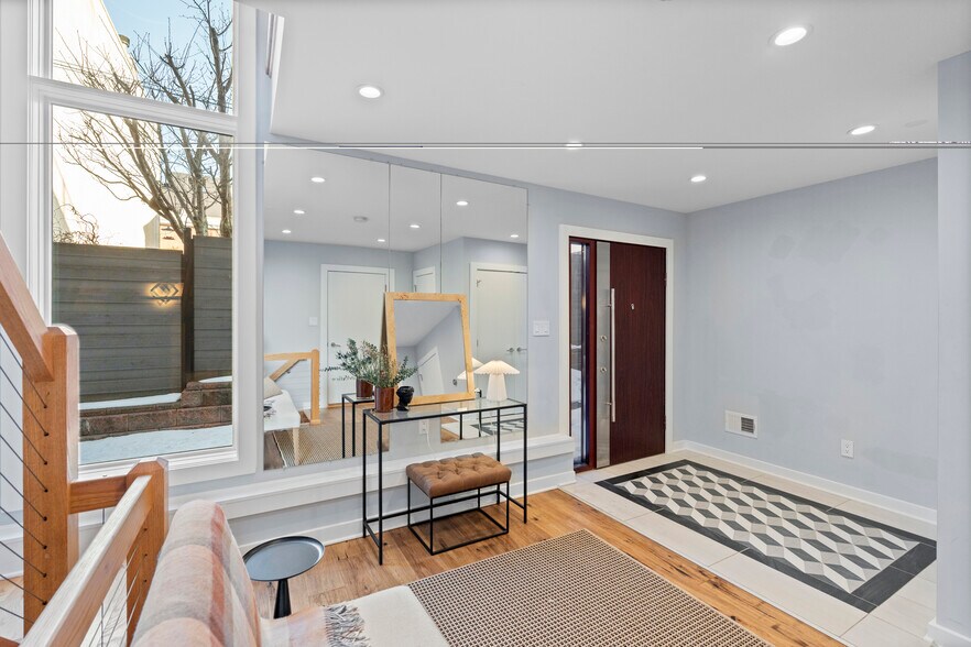 Building Photo - 869 Corinthian Ave