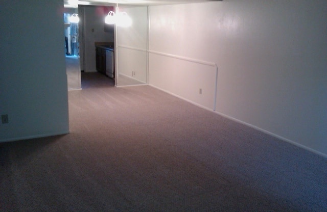 Building Photo - 1927 E Hampton Ave