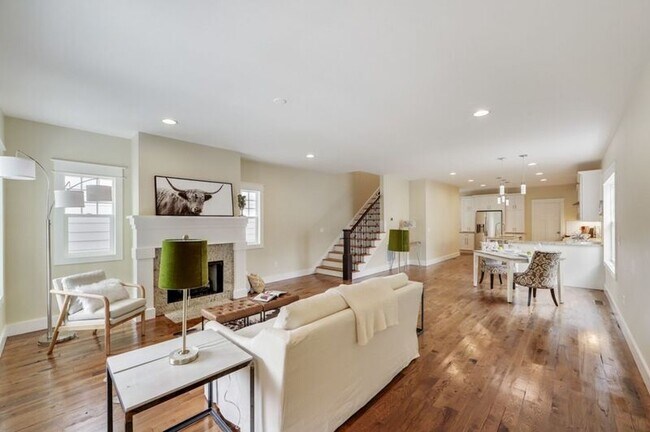 Building Photo - 1332 Lischey Ave