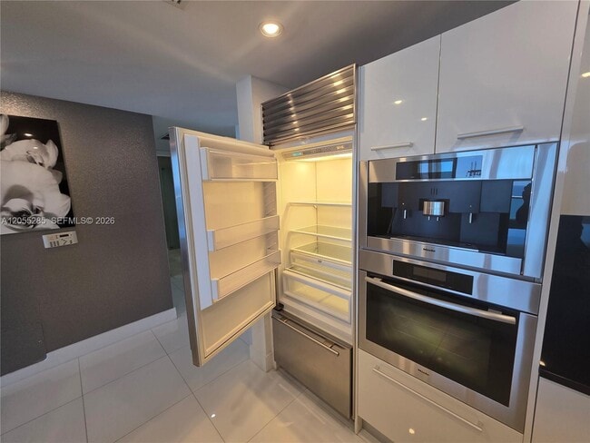 Building Photo - 17121 Collins Ave
