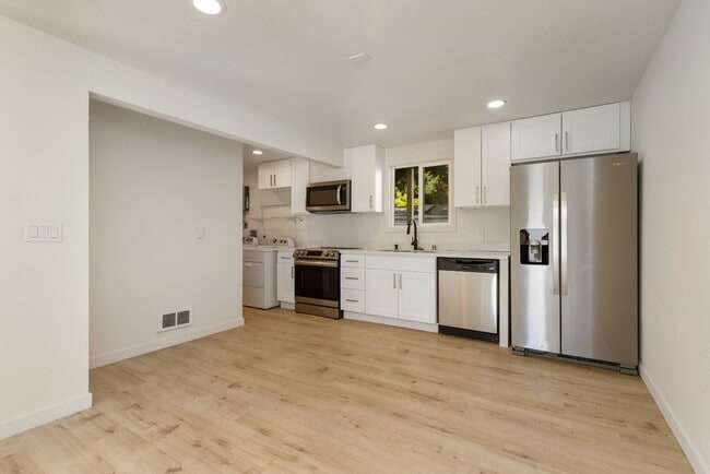 Building Photo - Newly Renovated 1 Bedroom in Quiet Pinehur...