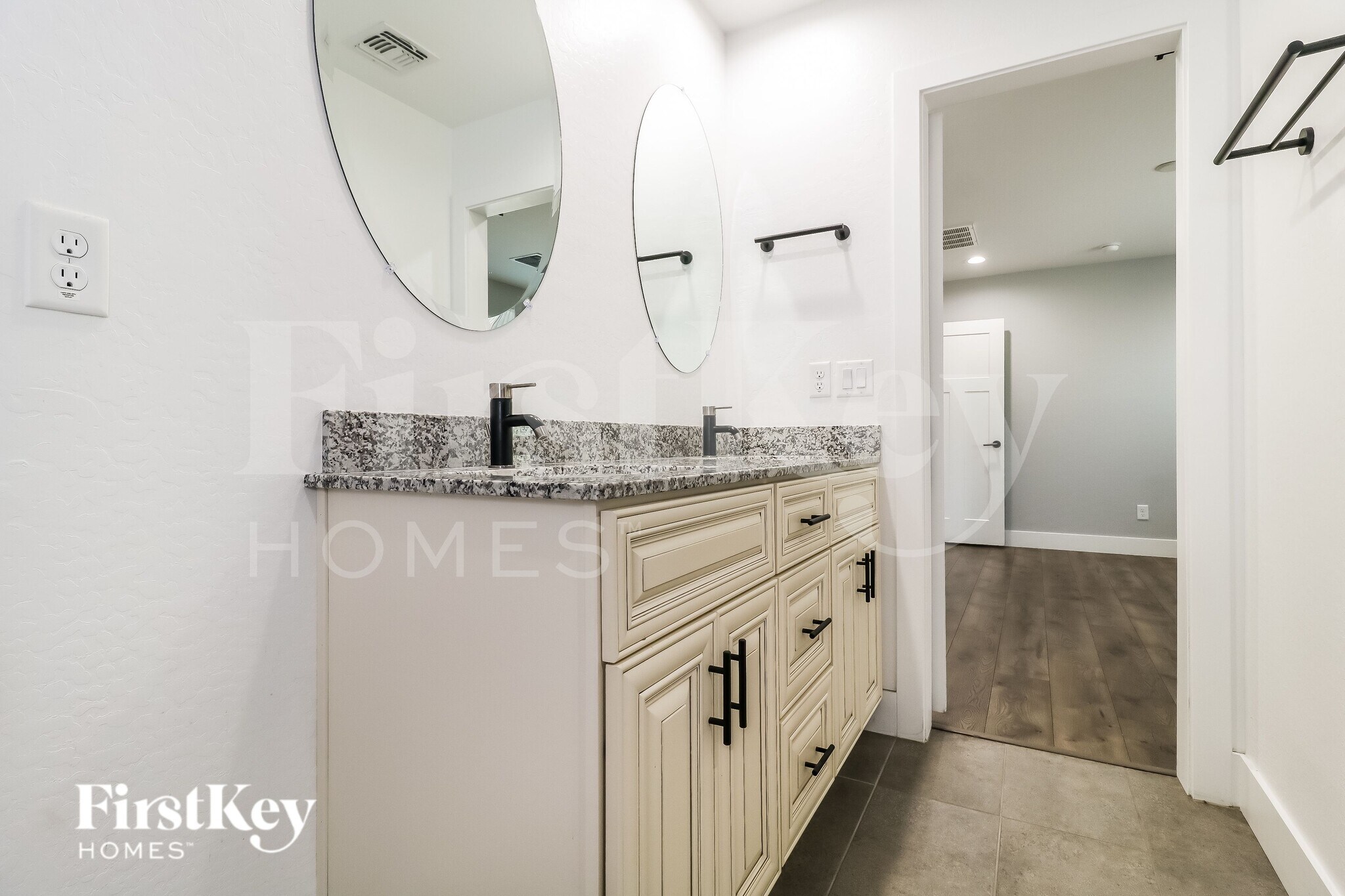 Building Photo - 3858 W Tamarisk Ave