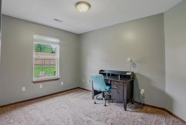 Building Photo - Nice 3 Bedroom 2 Bathroom House In Souther...