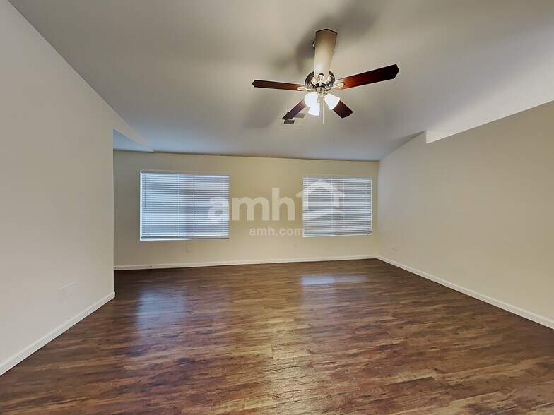Building Photo - 2107 E Catclaw St