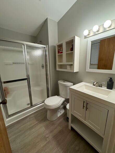 en suite bathroom - 4304 Bradley Dr