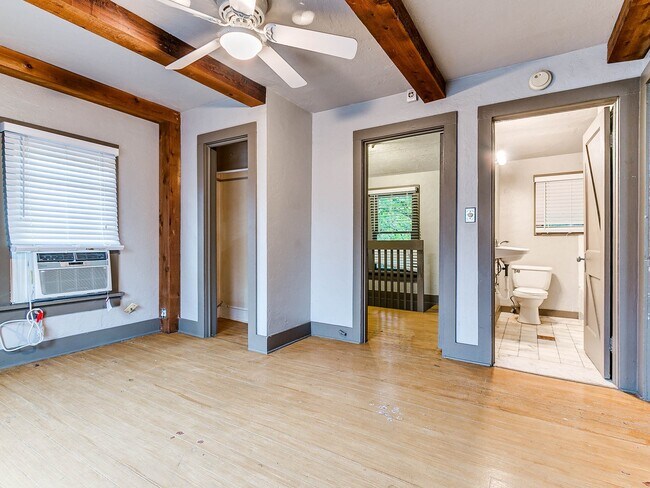 Building Photo - Unique with a Artsy Flare    1Bed + Flex Room /1.5 Bath in Edgemere Park