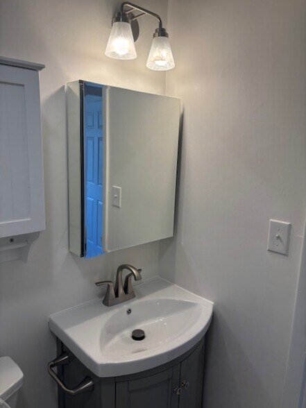 Building Photo - 809 Montrose Ave